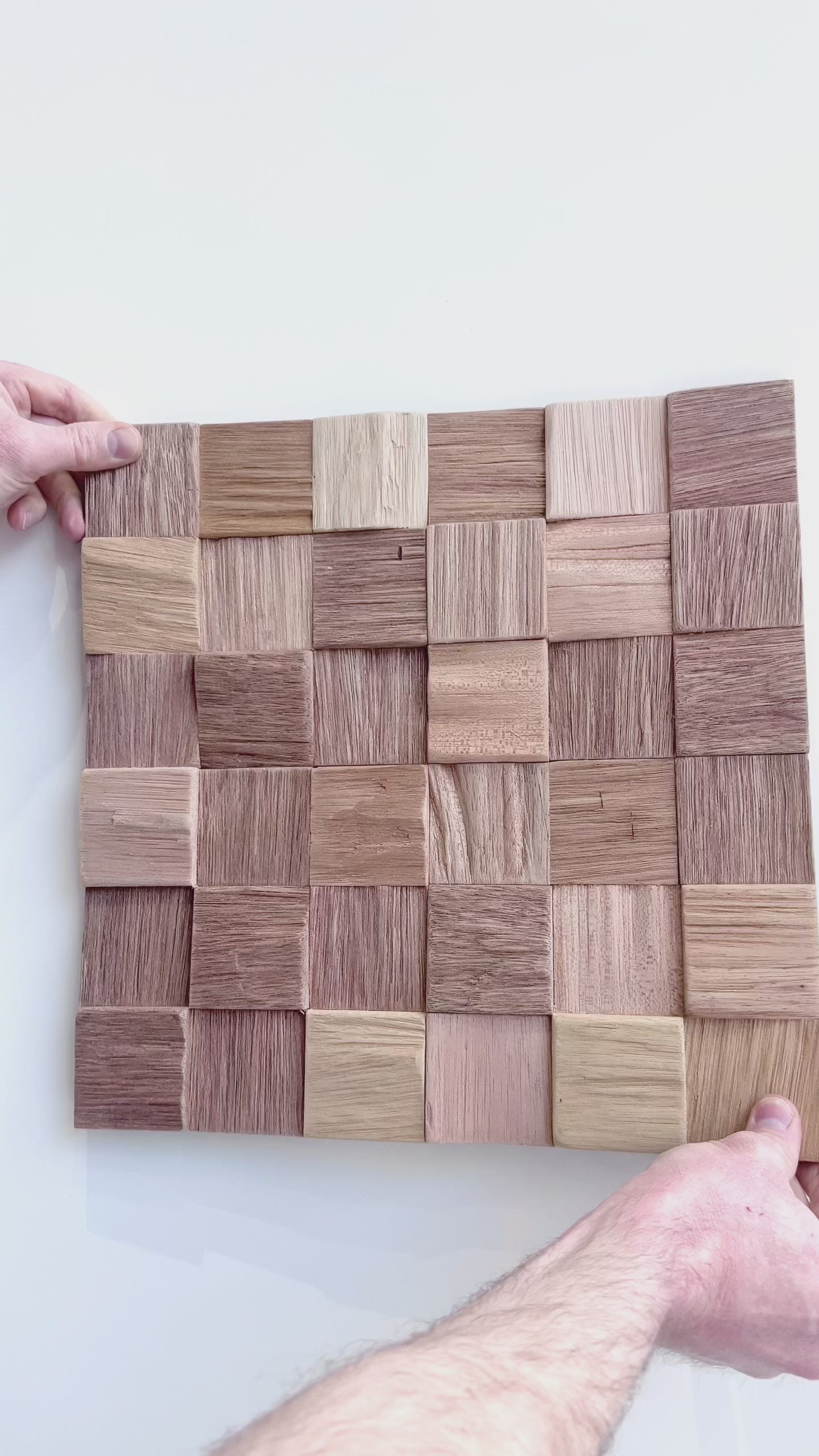 Rinjani 3D Premium Houten Wandpanelen – FSC Meranti Houten Wandbekleding – Lichtbruin Kubus Mozaïek Wanddecoratie voor Interieur 360 x 360 mm (8 stuks / 1 m² per doos)