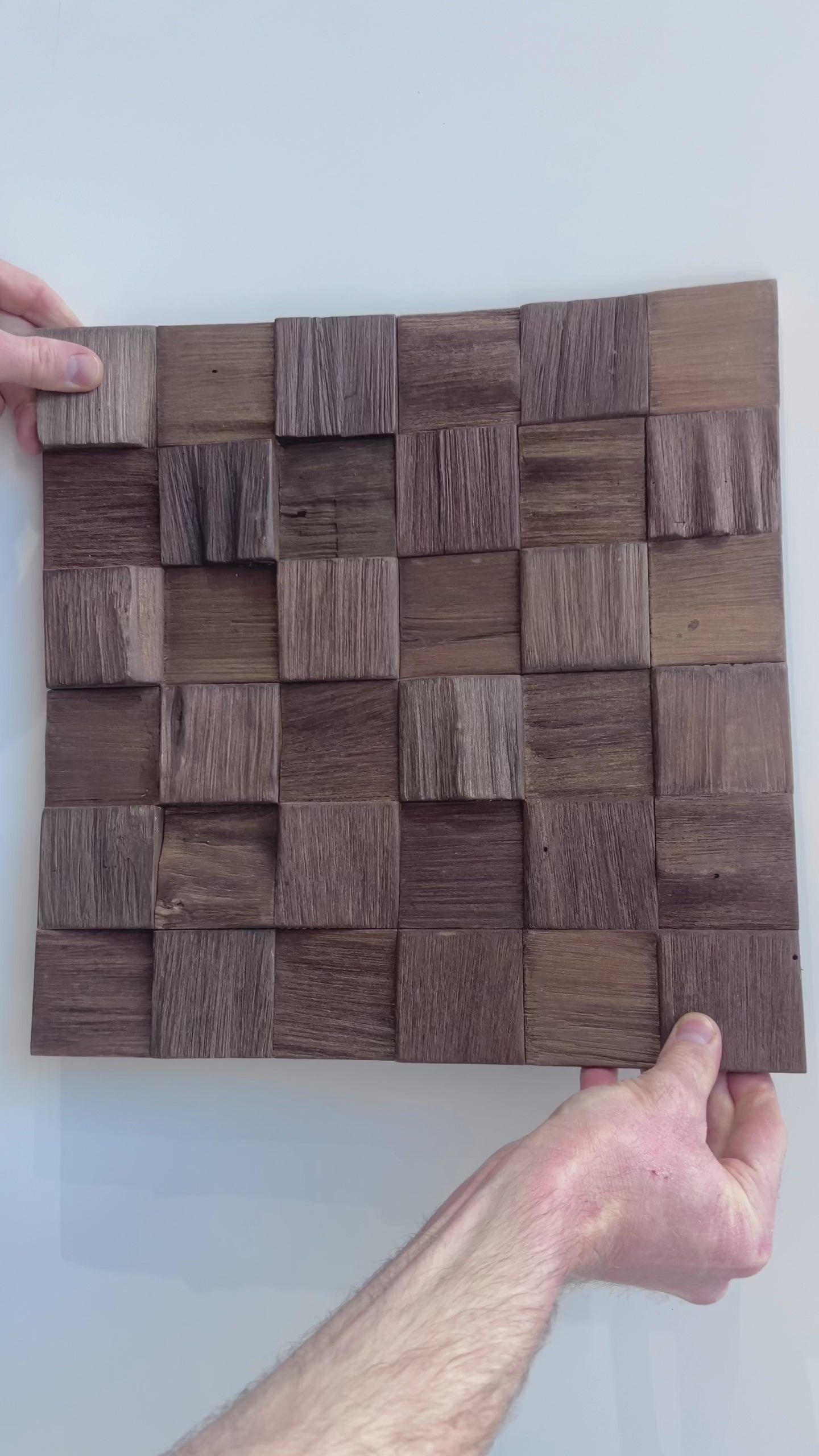 Merapi 3D Premium Houten Wandpanelen – FSC Meranti Houten Wandbekleding – Donkerbruin Kubus Mozaïek Wanddecoratie voor Interieur 360 x 360 mm (8 stuks / 1 m² per doos)